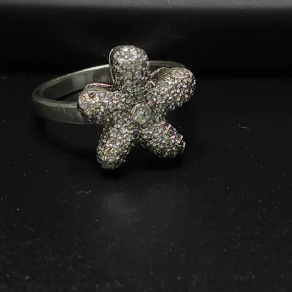 Vintage Floral Pendant Necklace with Reflective Finish - Picture 3 of 4